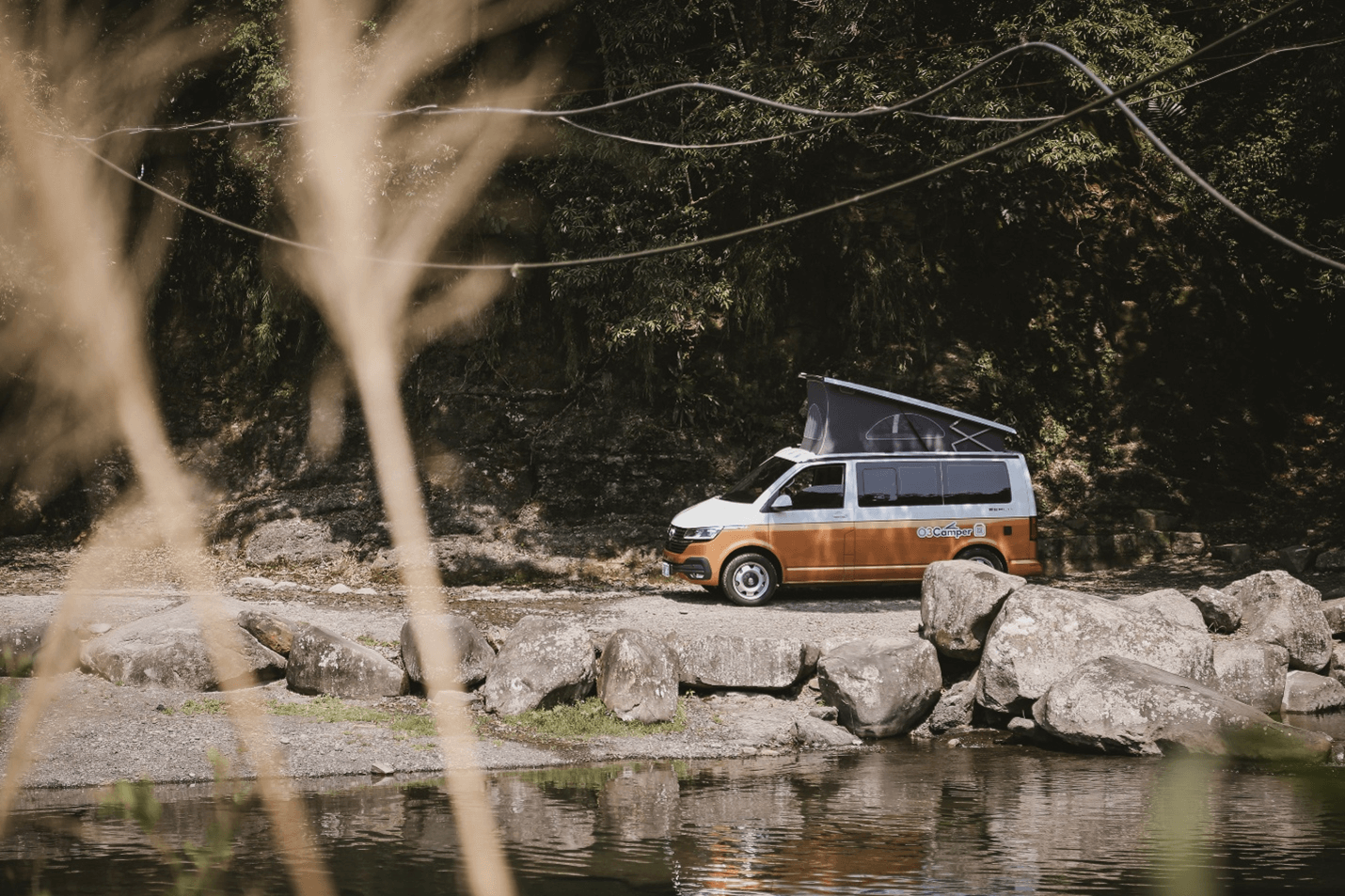 元三露營車 California 車型停靠於山林河畔