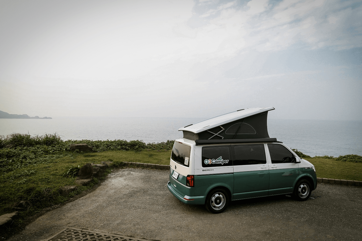 元三露營車 Volkswagen California 停靠於海岸邊