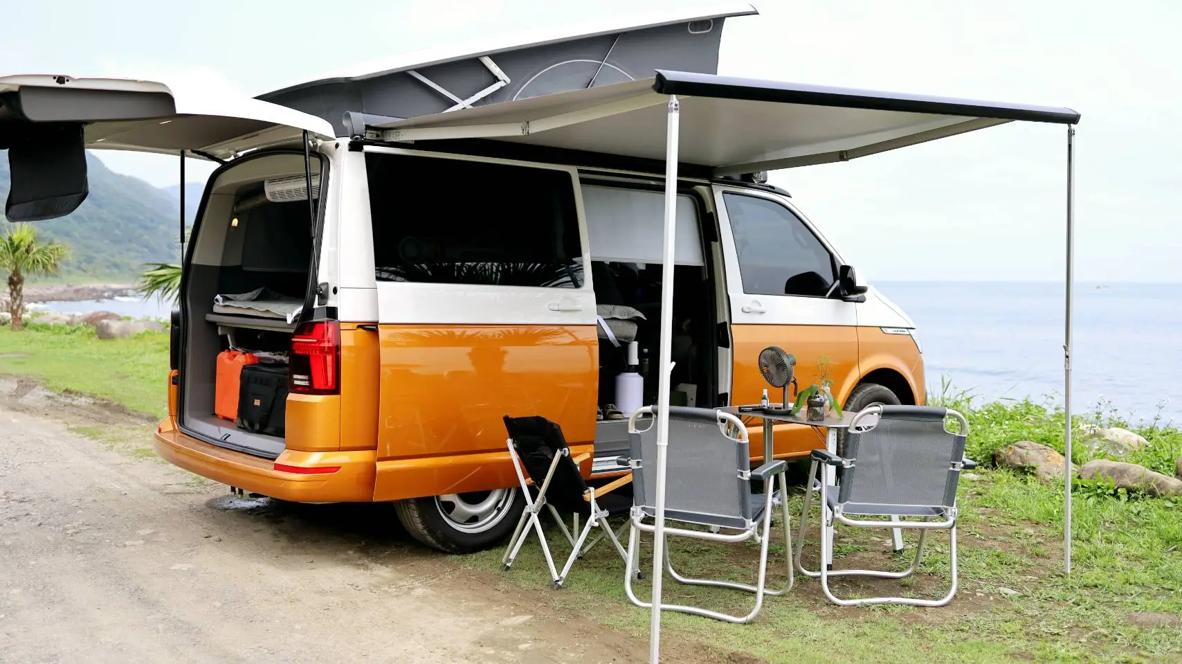 California Beach 車側帳篷與折疊桌椅